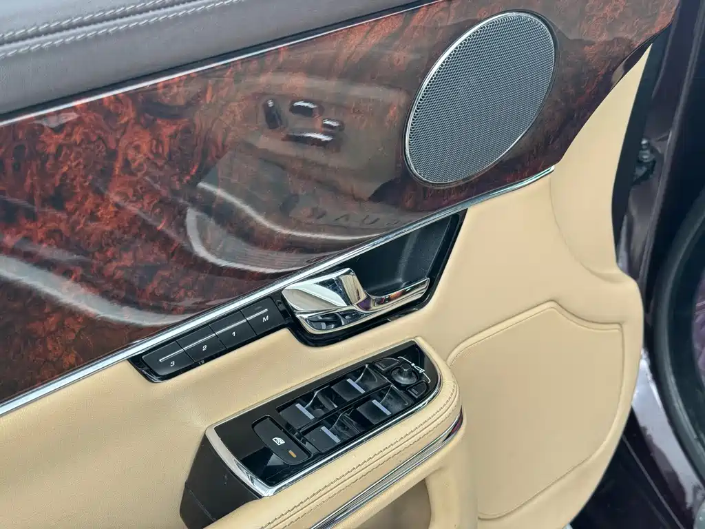Jaguar XJ — миниатюра 18