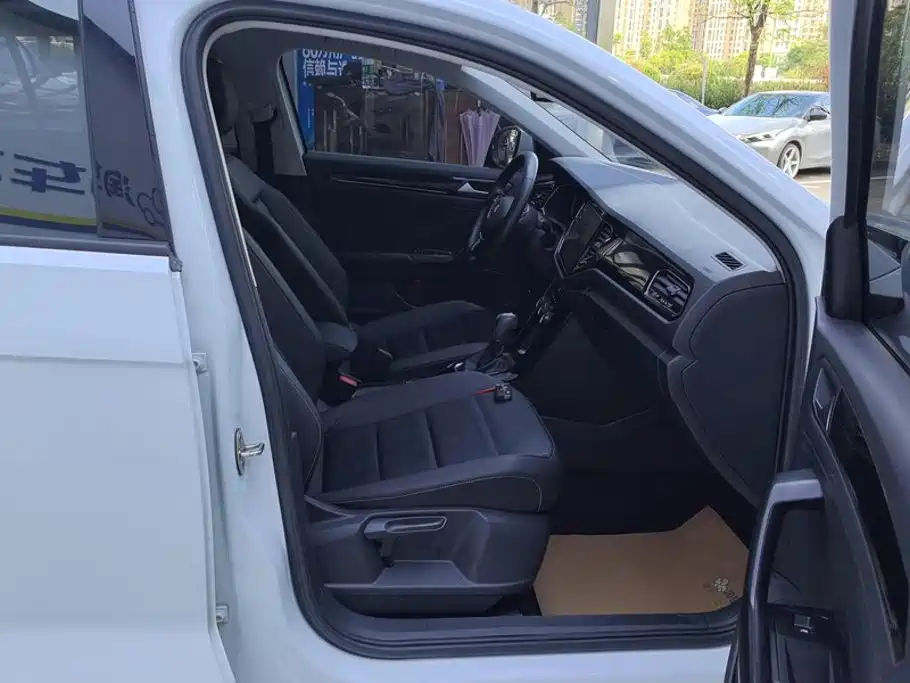 Volkswagen T-Roc — миниатюра 8