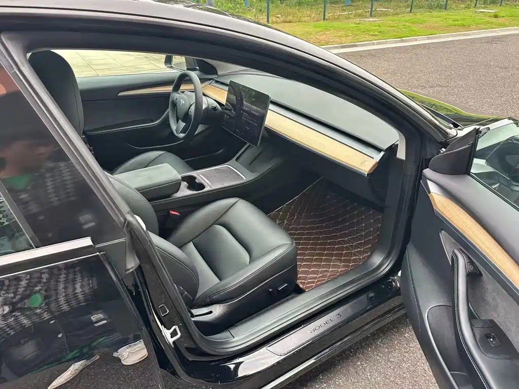Tesla Model 3 — миниатюра 4