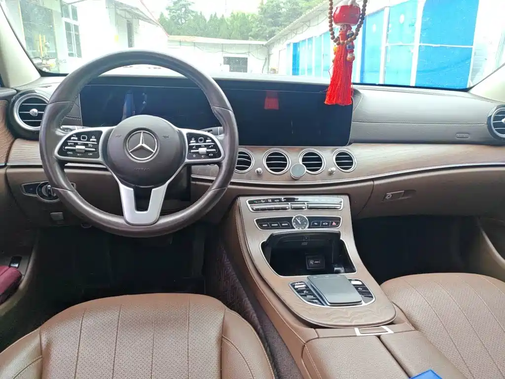 Mercedes-Benz E-Class — миниатюра 13