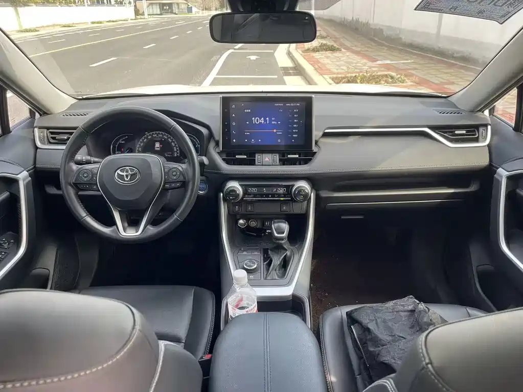 Toyota RAV4 — миниатюра 6
