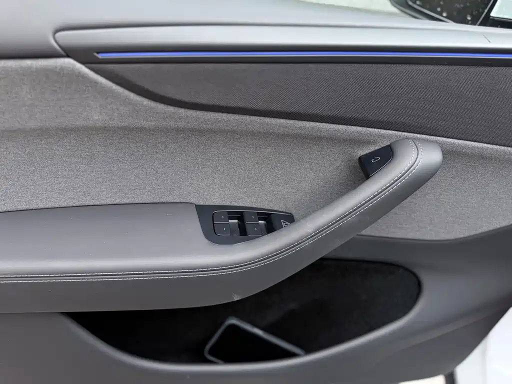 Tesla Model Y — миниатюра 10