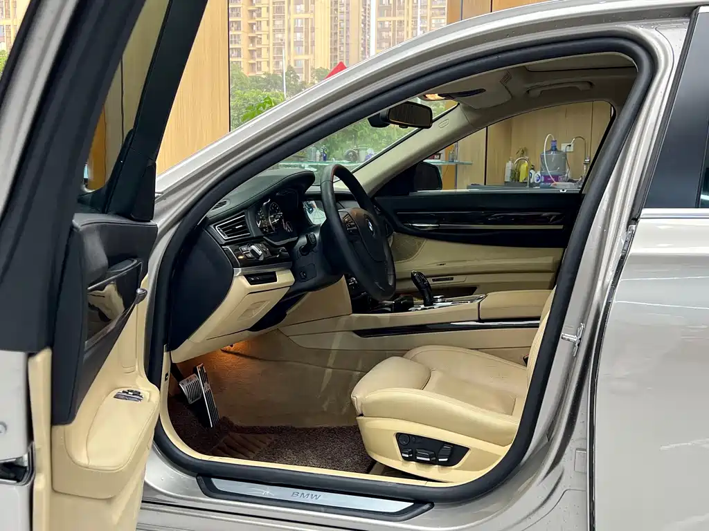 BMW 7 Series — миниатюра 7