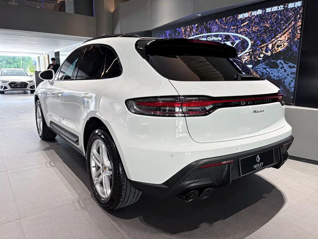 PORSCHE MACAN