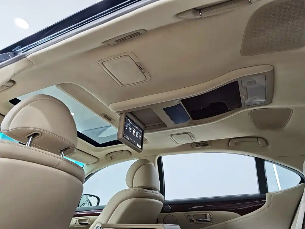 Lexus LS — миниатюра 10