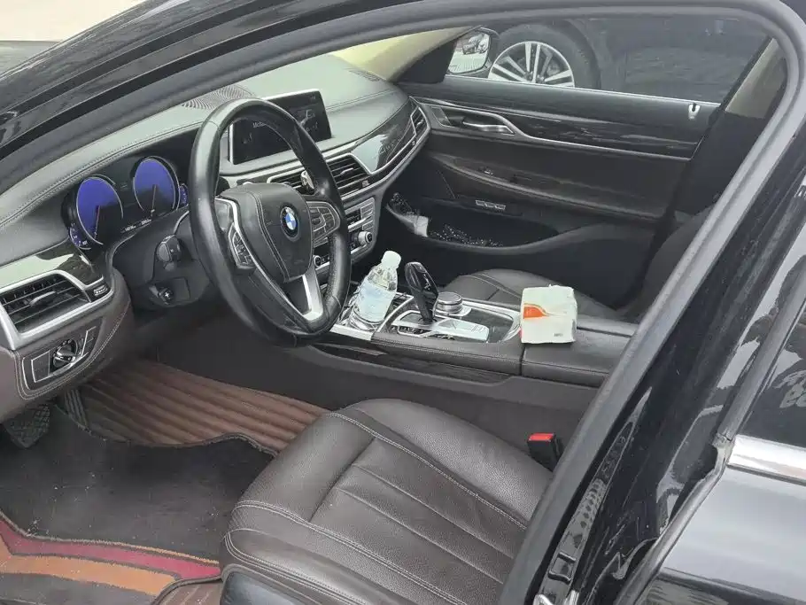 BMW 7 Series — миниатюра 9