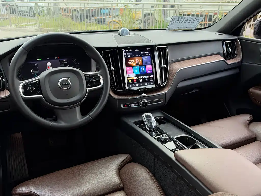Volvo XC60 2022 — фото 11