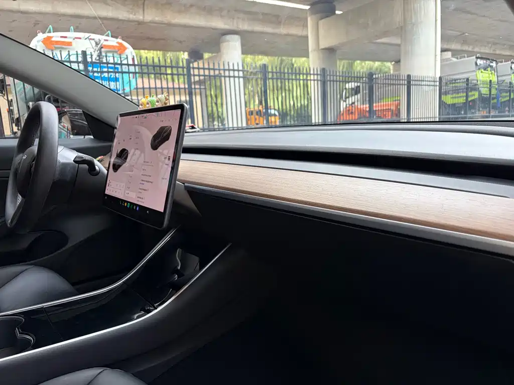 Tesla Model 3 — миниатюра 17