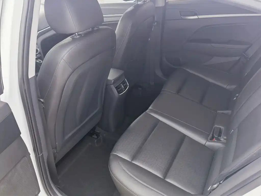 Hyundai Elantra — миниатюра 10