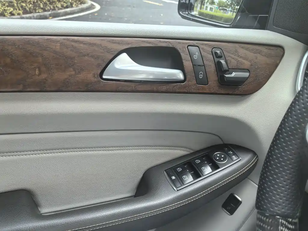 Mercedes-Benz M-Class — миниатюра 13