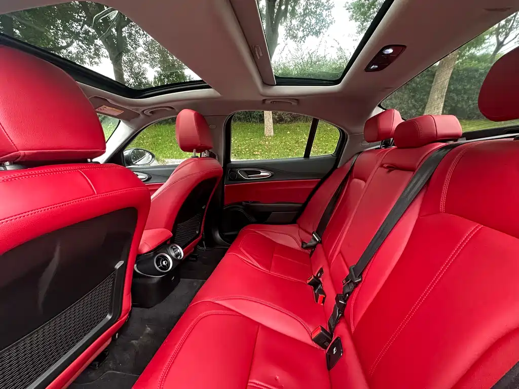 Alfa Romeo Giulia 2019 2.0T 280HP Black Package