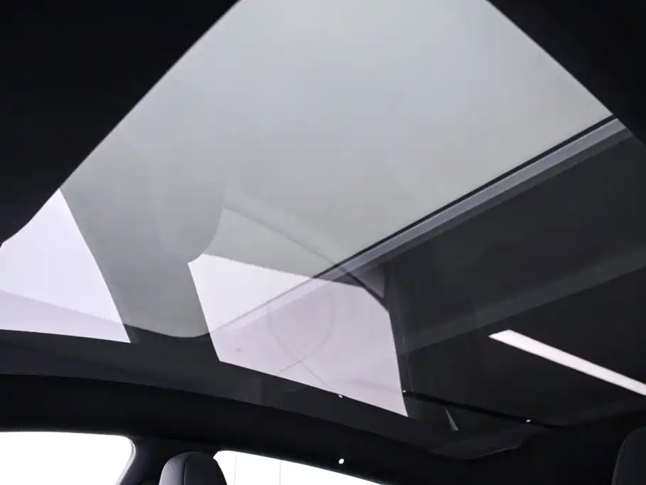 Tesla Model Y — миниатюра 10