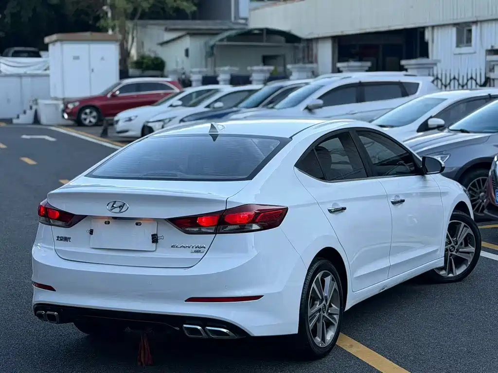 Hyundai Elantra — миниатюра 8