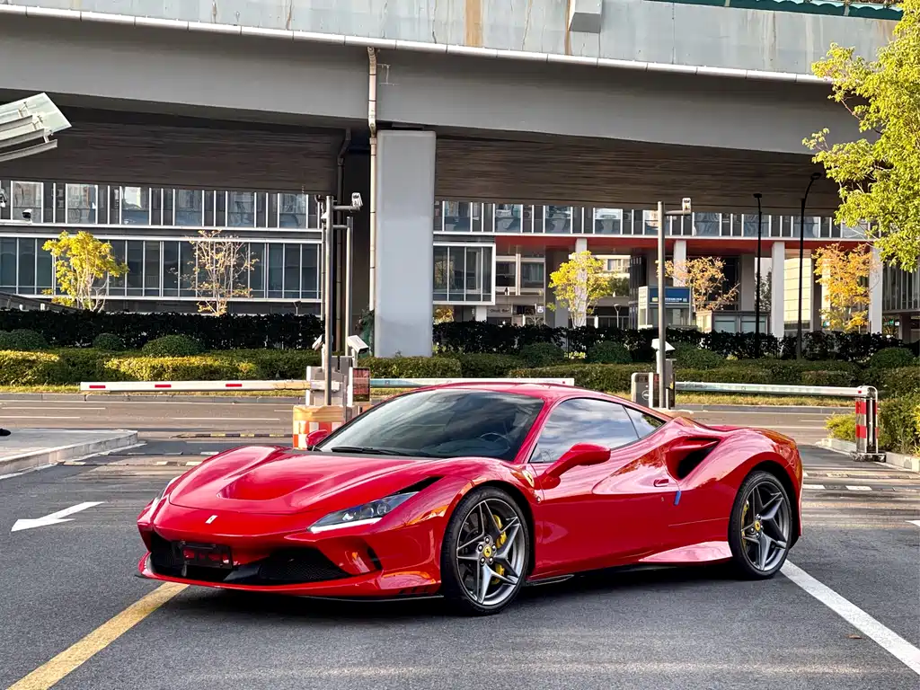 FERRARI F8