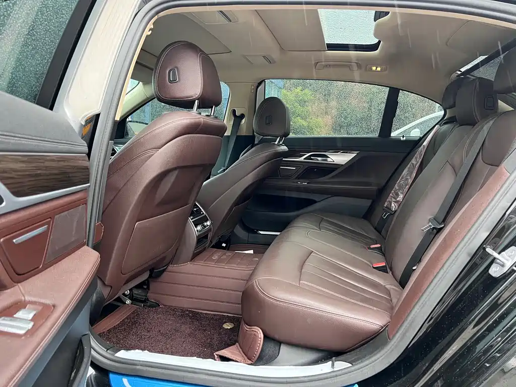 BMW 7 Series — миниатюра 10