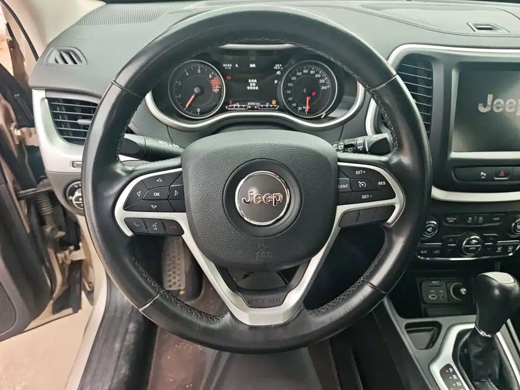Jeep Cherokee — миниатюра 6