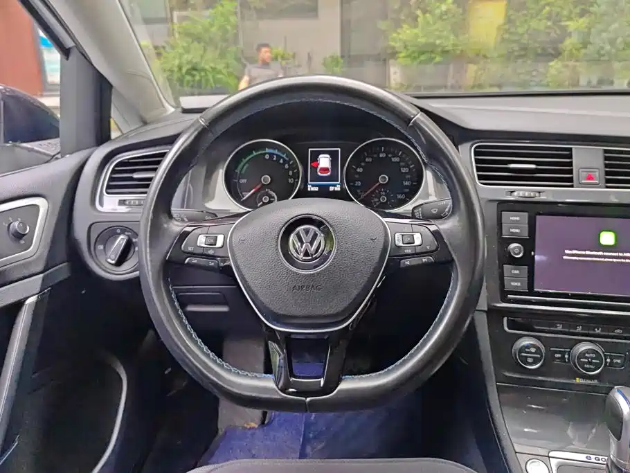 Volkswagen Golf EV — миниатюра 15