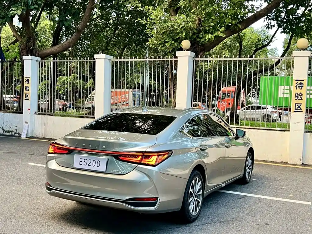 Lexus ES — миниатюра 7