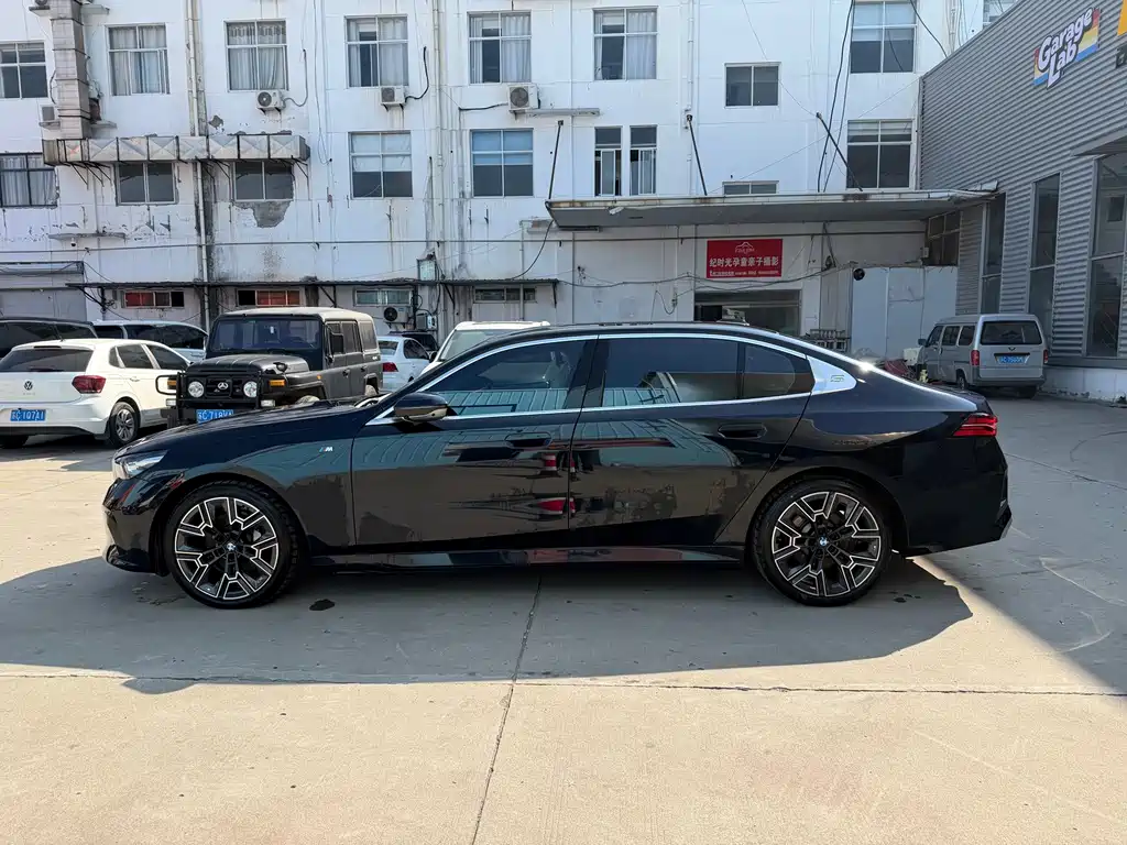 BMW 5 Series — миниатюра 6