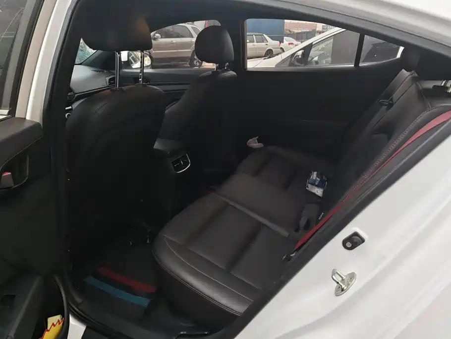 Hyundai Elantra — миниатюра 11