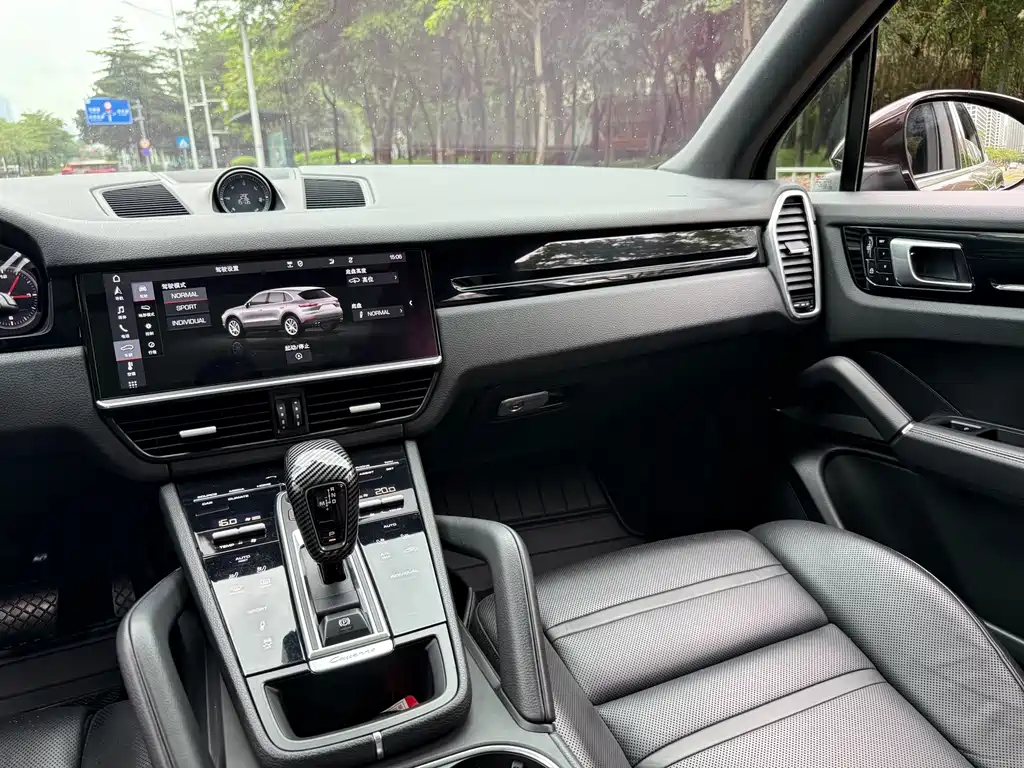Porsche Cayenne — миниатюра 9