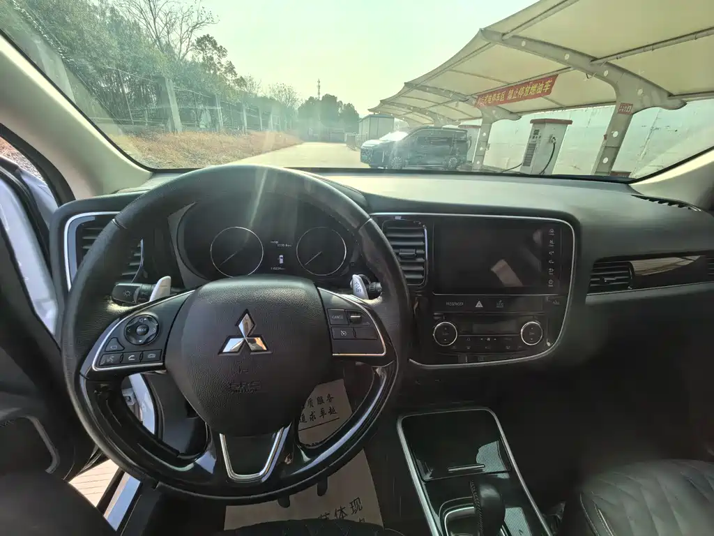 MITSUBISHI OUTLANDER