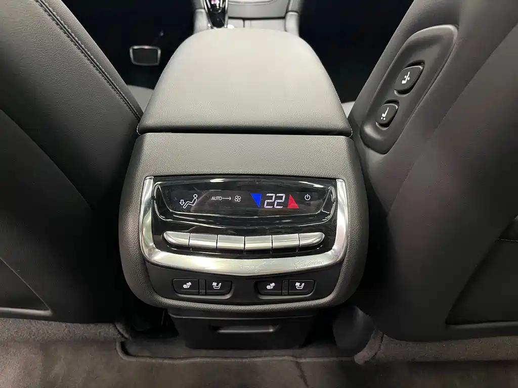 CADILLAC XT6