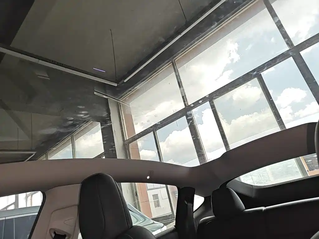 Tesla Model Y — миниатюра 18