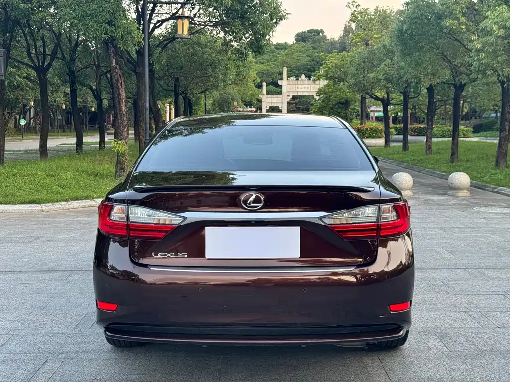 Lexus ES — миниатюра 11