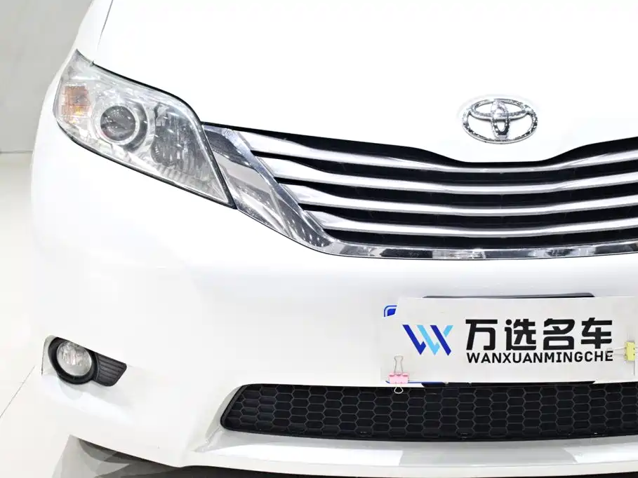 Toyota Sienna — миниатюра 2