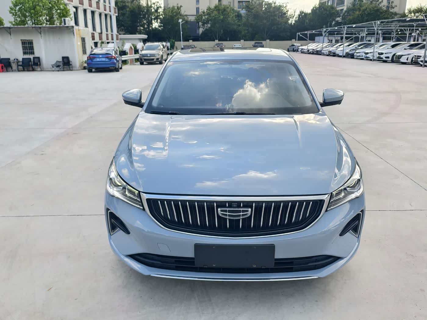 Geely Emgrand 1.5 л 2024 г. Серебристо-серый, пробег 40000 км