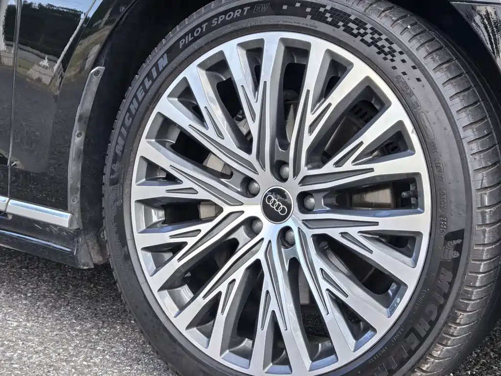 Audi A8 — миниатюра 5