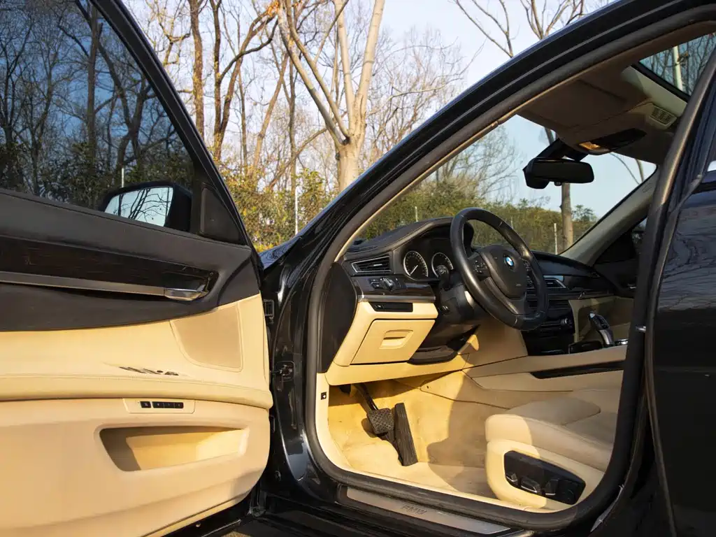 BMW 7 Series — миниатюра 10