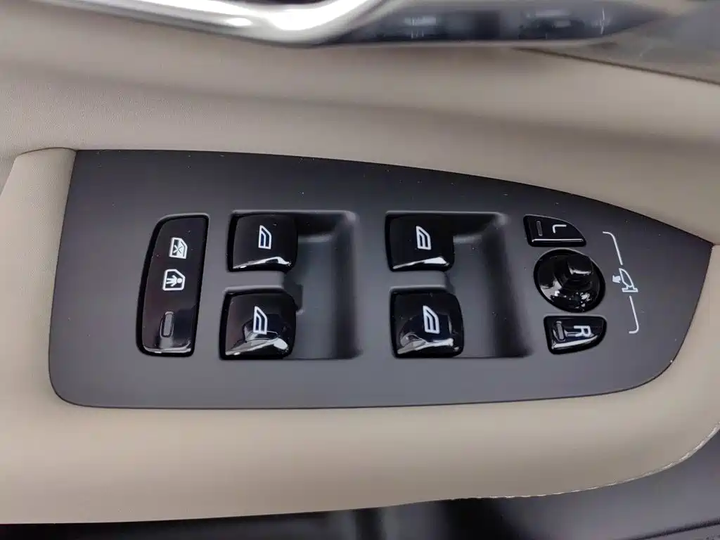 Volvo XC90 PHEV — миниатюра 9