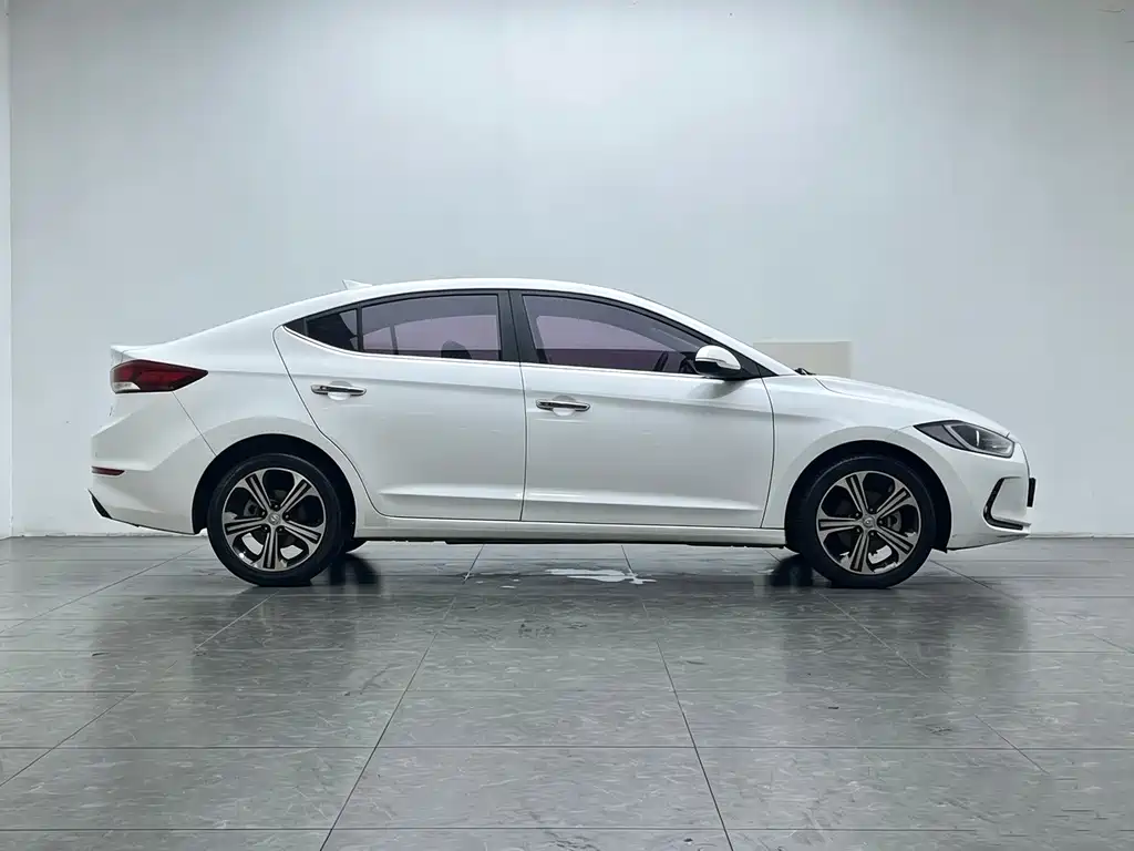 Hyundai Elantra — миниатюра 9