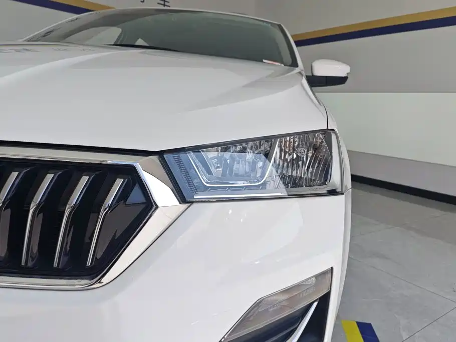 Skoda Rapid — миниатюра 5