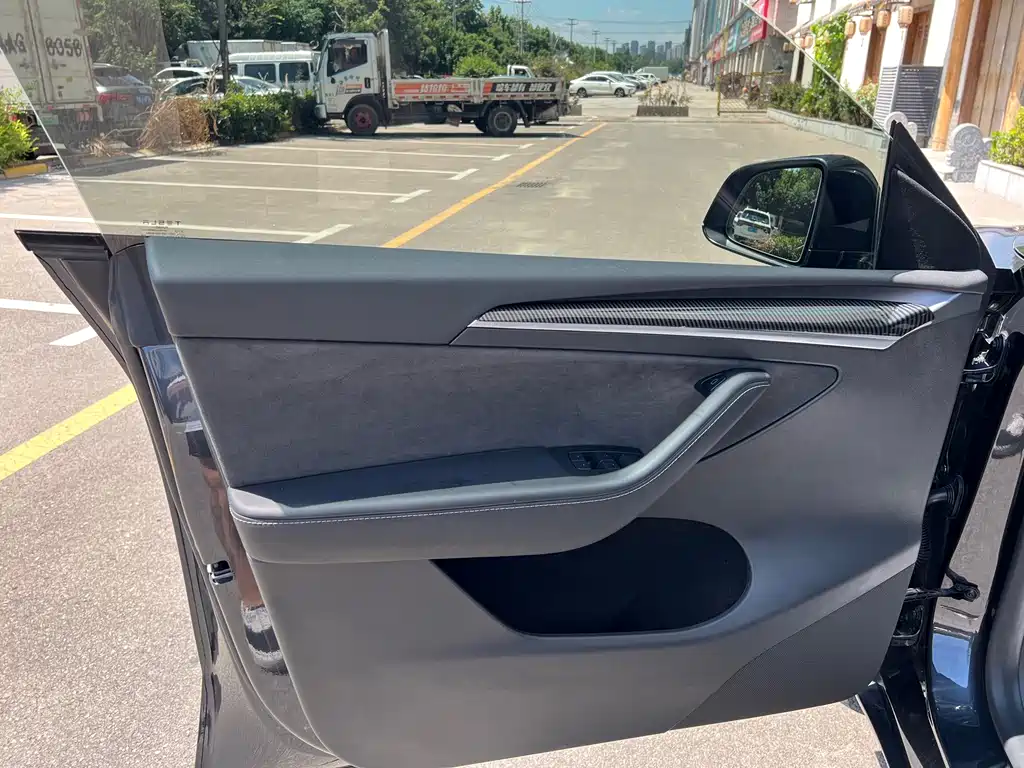 Tesla Model Y — миниатюра 14