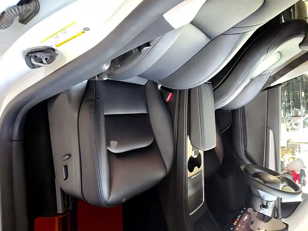 Tesla Model Y — миниатюра 25