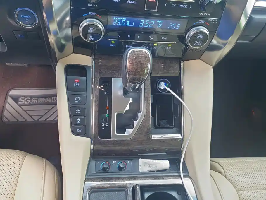 Toyota Alphard — миниатюра 16