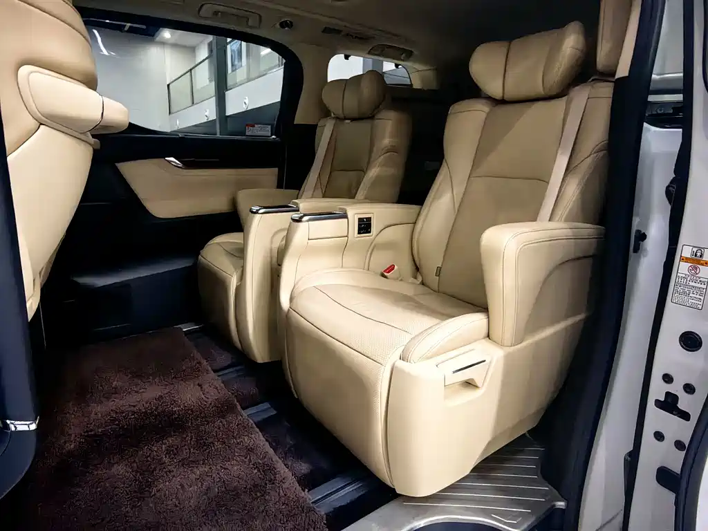Toyota Alphard — миниатюра 10