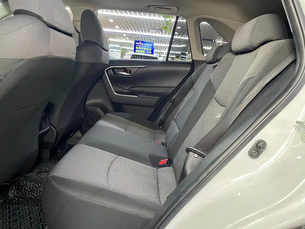Toyota RAV4 — миниатюра 9