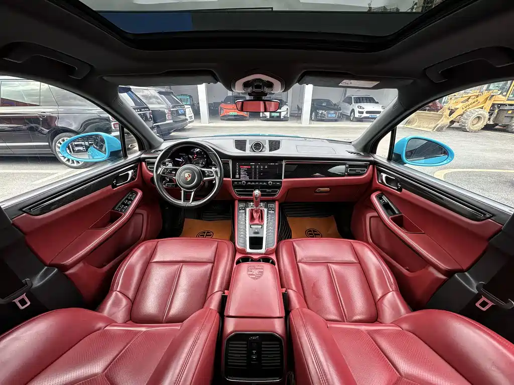 PORSCHE MACAN