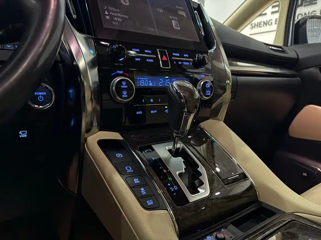 Toyota Alphard — миниатюра 12