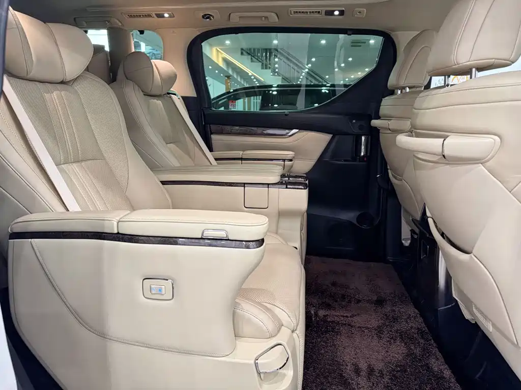 Toyota Alphard — миниатюра 12