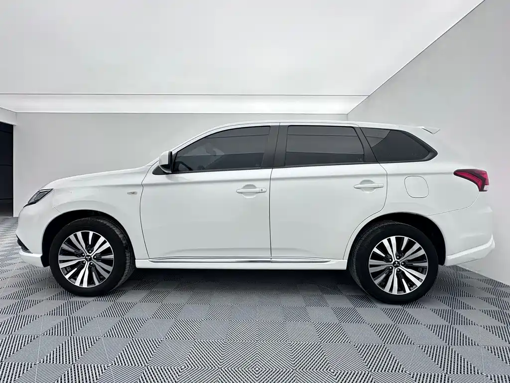 Mitsubishi Outlander — миниатюра 8