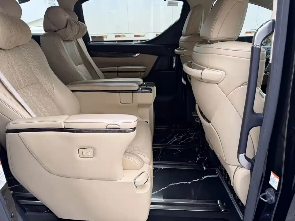 Toyota Alphard — миниатюра 7