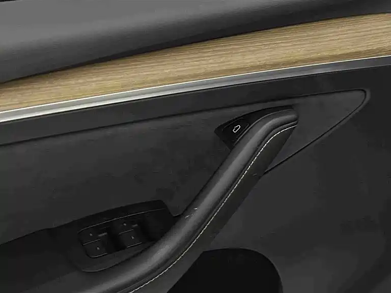 Tesla Model Y — миниатюра 6