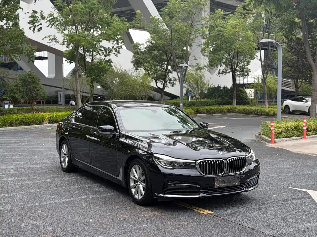 BMW 7 Series — миниатюра 3