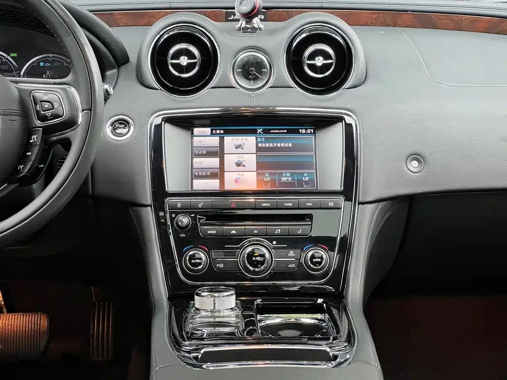 Jaguar XJ — миниатюра 9