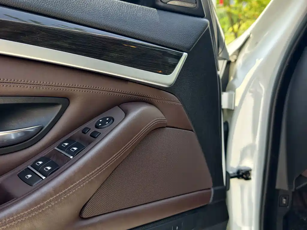 BMW 5 Series — миниатюра 11
